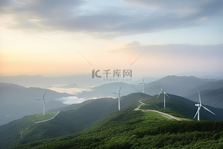 中国浙江一座山上的风力涡轮机