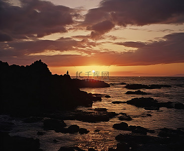 夏威夷岛的日落 夏威夷岛 在海滩上拍摄照片