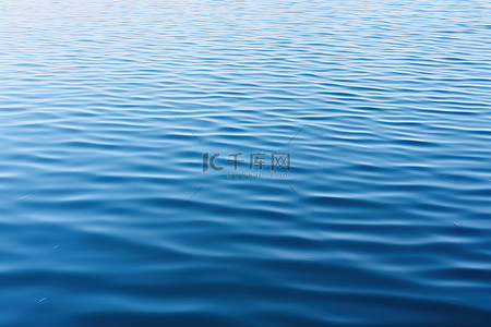蓝色的湖水泛起涟漪