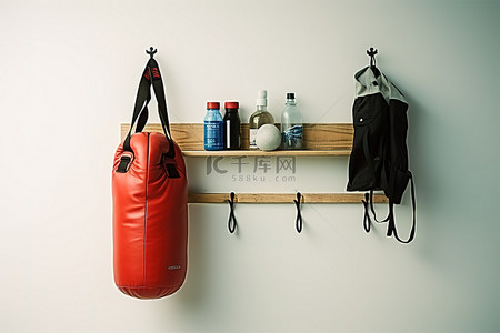 一瓶水背景图片_墙上挂着拳击手套拳击鞋和一瓶水