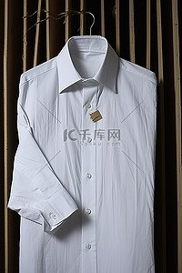 衬衫背景图片_带有可回收标签的白衬衫
