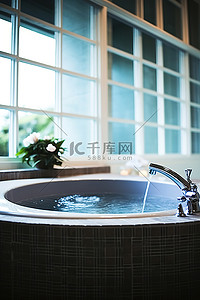浴缸水背景图片_两个窗户旁边有一个大按摩浴缸
