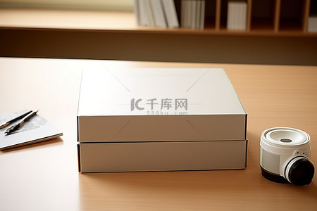 文件盒子背景图片_桌子上放着一个装有图片文件和纸张的盒子
