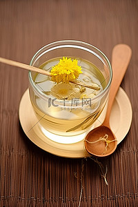 玻璃杯茶背景图片_一个玻璃杯，里面有木勺和蒲公英花