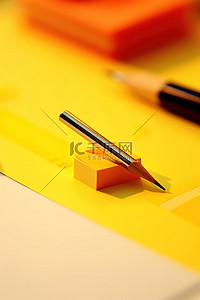 黄色铅笔在一张黄色纸上