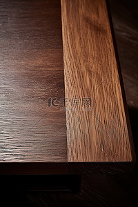 带有小方形表面的木质咖啡桌