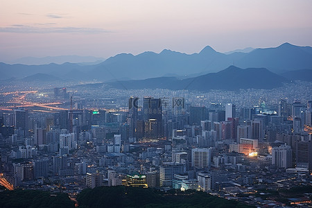 首尔市在傍晚时分，背景是山脉
