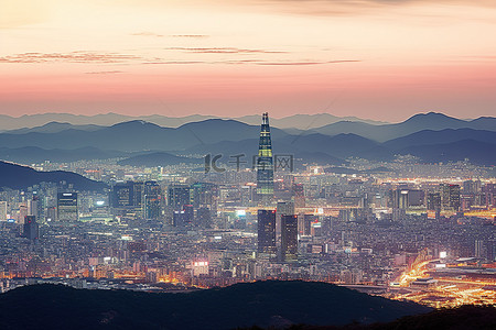 南山松背景图片_首尔天际线黄昏时的城市和山脉图片