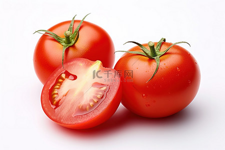 三个西红柿，一个在白色上切成两半
