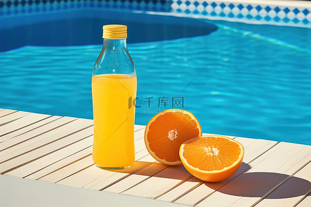 一个橙子坐在一个大水池旁边的一瓶果汁旁边