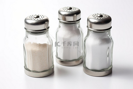 白色带背景图片_带盐胡椒瓶的摇瓶和盐瓶以及白色带照片的盐瓶