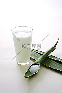 白色玻璃背景图片_芦荟叶汁和牛奶在白色玻璃杯中