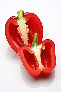 白色背景中切片的红甜椒