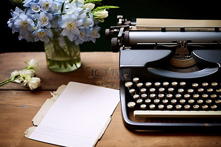 木板木桌背景图片_木桌上装有信封和鲜花的打字机
