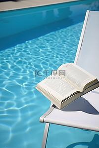 一位坐着的读者拿着一本书，旁边是一张水池的图片