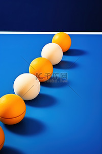 乒乓球桌子背景图片_蓝色桌子上排列着五个木制乒乓球
