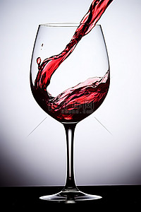 一个红酒杯正在倒入一个玻璃杯中