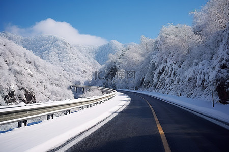 台湾pop背景图片_台湾的雪路，后面有山