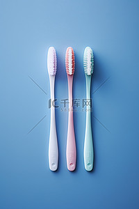 牙刷背景背景图片_蓝色背景上有粉色和蓝色牙膏的牙刷