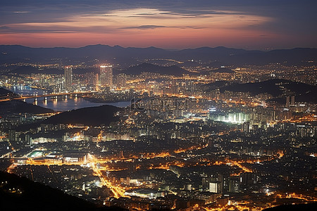 到了晚上，首尔灯火通明，城市的其他地方也都亮了起来