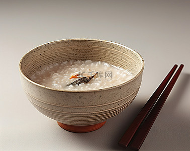 一碗米饭，上面有筷子