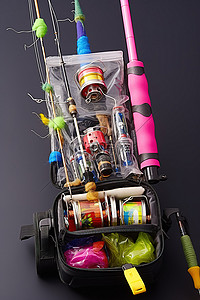 装在袋子里的钓鱼竿和卷线轮，用于钓鱼