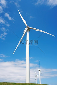 矗立在空地上的大型风力涡轮机