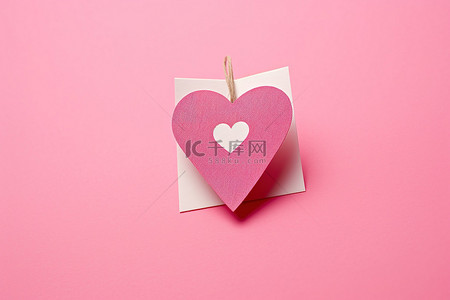 情人节卡片背景图片_粉红色背景旁边的一张粉红色小情人节卡片