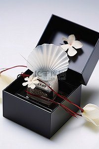 小礼盒附赠一把扇子和一朵莲花