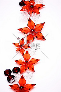 红色水晶形状的叶子，上面有一些白色和黑色混合的雪花