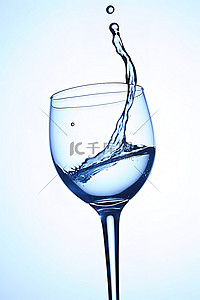 背景中酒杯中的蓝色水滴