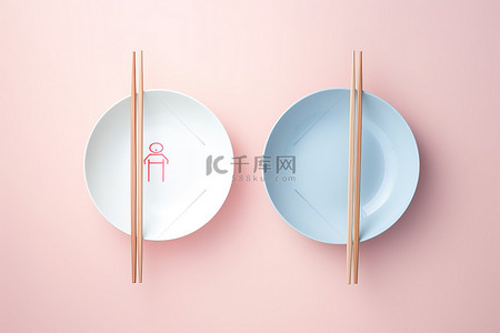两个盘子并用筷子并排