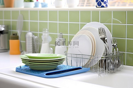 衣架实景背景图片_带瓷砖和碗碟架的厨房景观