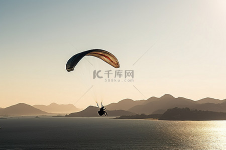 唱歌达人背景图片_在苏蒂达的海洋和山脉上滑翔伞