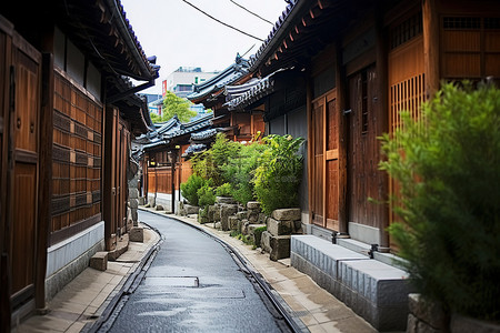 昏暗小巷背景图片_狭窄小巷的韩国传统建筑，有木结构建筑