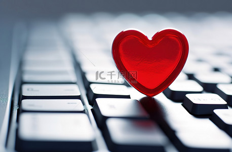 电脑键盘上的一颗心的图片