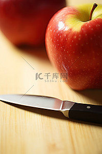 刀切水果背景图片_桌子上刀旁边切好的苹果