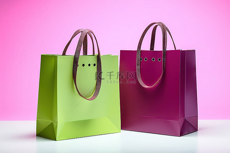 粉色购物包背景图片_白色表面上的两个彩色纸购物袋
