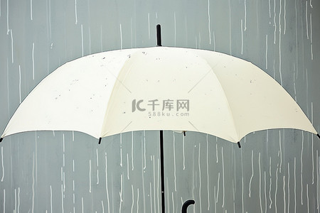 带有水滴的白色雨伞