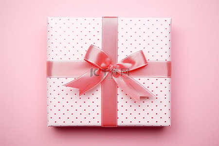 波尔卡圆点背景图片_粉红色背景上的礼品包装，带有粉红色丝带