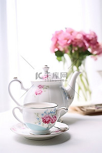 一个白色的茶壶，上面有粉色和绿色的花朵和花朵