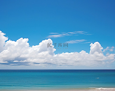 长长的背景图片_天空中长长的白云的海岸