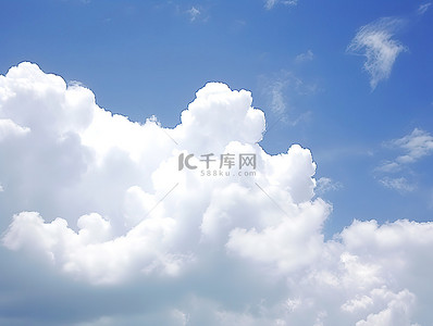 白色和蓝色的云朵背景