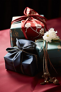 礼品包装纸背景图片_用白色亚洲礼品包装纸将礼物包装在桌子上