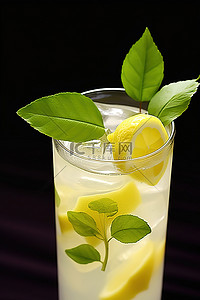 白色的玻璃杯背景图片_冰冷的柠檬柠檬水，白色的石灰装饰