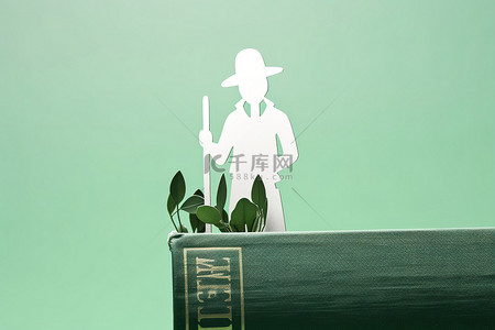 形状像戴着帽子的园丁的绿色书架