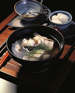 坐在桌子上的日本肉汤