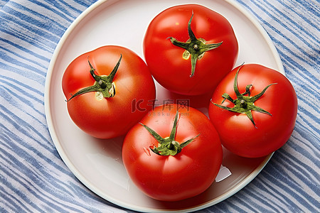 洗碗背景图片_三个西红柿用白色和蓝色的洗碗布切成两半