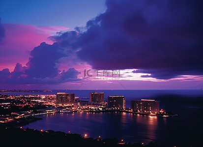 酒店海背景图片_黄昏时海洋上空紫色云朵的图像
