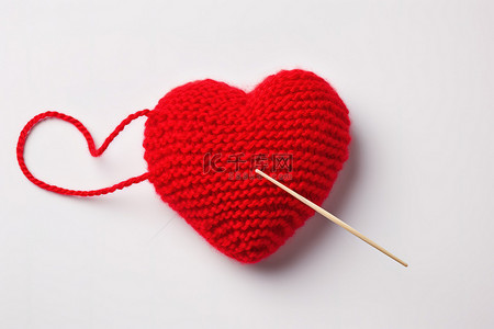 一个心形的红色针织毛球